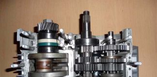 Überholung eines Sachs 1252/7A GS Motors – Teil 2 Kurbelwelle und Getriebe in die obere Gehäusehälfte eingebaut